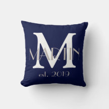 Anpassbare Monogramm-Familienname und Jahreskissen