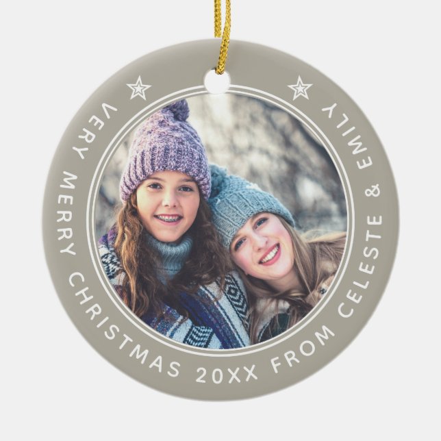 Anpassbare Mutter Tochter Taupe Frohe Weihnachten Keramik Ornament (Vorne)