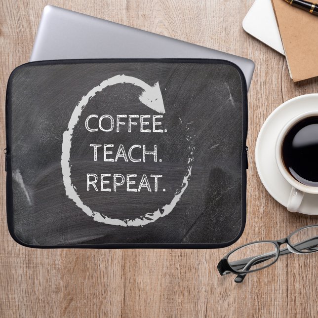 Anpassbare Phrase-Chalkboard-Kaffee-Teach-Wiederho Laptopschutzhülle (Von Creator hochgeladen)