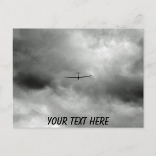 Anpassbarer Gleitschirm mit grauem Himmel Postkarte