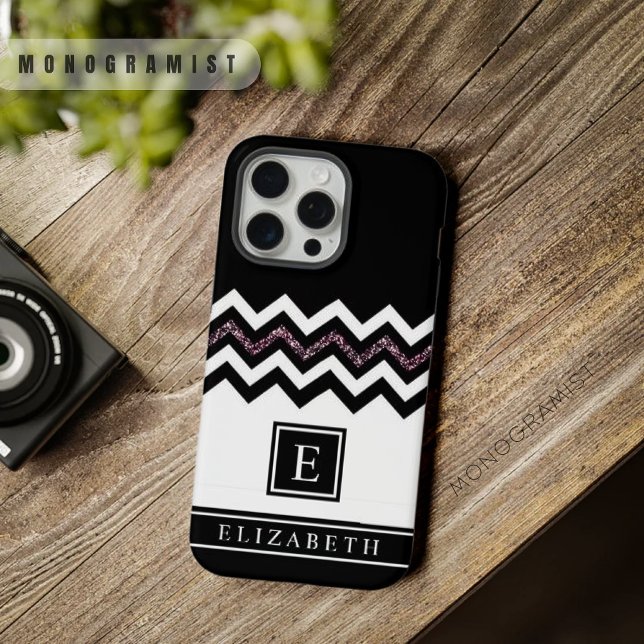 Anpassbarer Schwarz-weißer Lila Glitzer Zickzack iPhone 15 Pro Max Hülle (Customizable Black White Purple Glitter Chevron iPhone Case)