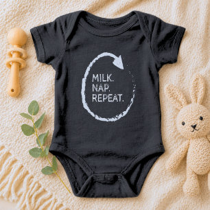 Anpassbarer Spruch Milch. Nickerchen. Wiederholen. Baby Strampler