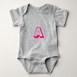 Anpassen, personalisieren des Alphabets als Anfang Baby Strampler