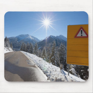 Anschlagtafel auf einer Winterstraße, Schnee Mousepad
