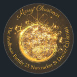 Anschrift des Weihnachtsbaumgold-Glitzer Runder Aufkleber<br><div class="desc">Fügen Sie Ihren Urlaubskarten ein schönes Urlaubsdetails hinzu, und andere Korrespondenz während der Weihnachtszeit mit diesem festlichen Umschlag Aufkleber rund um die Rücksendeadresse. Ein eleganter vergoldeter Weihnachtsbaubel betont den Mittelpunkt des Designs auf einem dunklen Hintergrund für einen kontrastreichen Glitzer. Personalisieren Sie mit Ihrem Familiennamen, Straßenadresse, Stadt, Staat und Postleitzahl! Sie...</div>