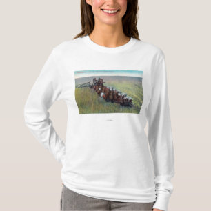 Ansicht der Bauern, die mit enormem Pferd ernten T-Shirt