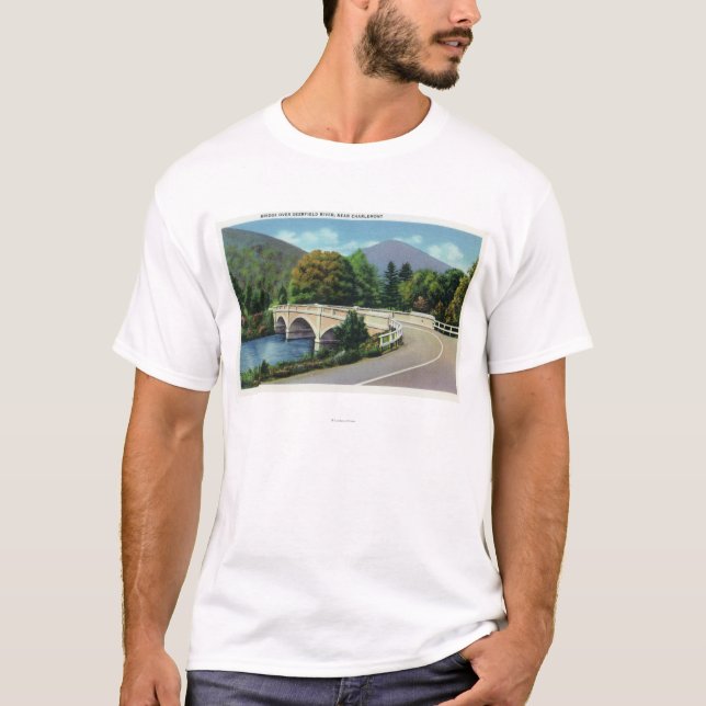 Ansicht der Brücke über dem Deerfield Fluss T-Shirt (Vorderseite)