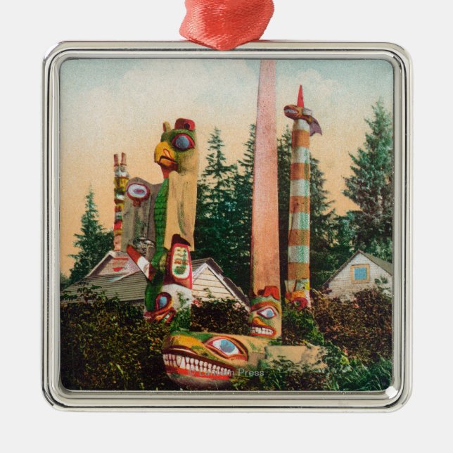 Ansicht der indischen Gräber und der Totempfähle Silbernes Ornament (Vorne)