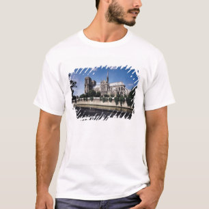 Ansicht der Kathedrale von der Seine, 1163-1345 T-Shirt