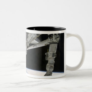Ansicht der Raumfähre-Entdeckung Zweifarbige Tasse