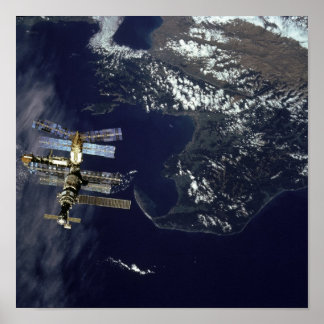Ansicht der Raumstation Mir von Shuttle Atlantis Poster