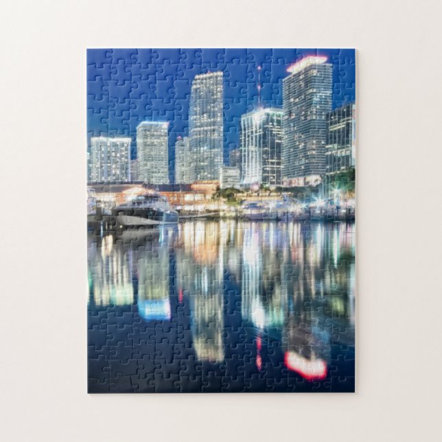 Ansicht der Skyline mit Reflexion im Wasser, Miami (Vertikal)