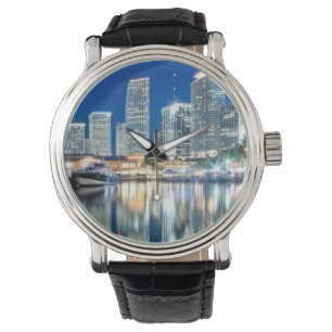 Ansicht der Skyline mit Reflexion im Wasser, Miami Armbanduhr