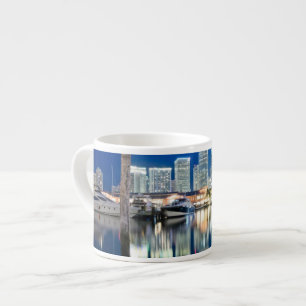 Ansicht der Skyline mit Reflexion im Wasser, Miami Espressotasse