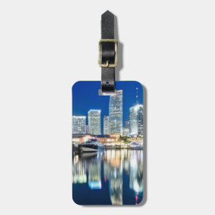 Ansicht der Skyline mit Reflexion im Wasser, Miami Gepäckanhänger