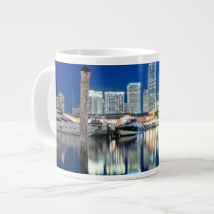 Ansicht der Skyline mit Reflexion im Wasser, Miami Jumbo-Tasse