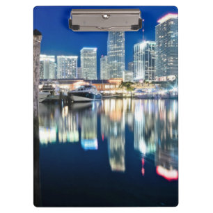 Ansicht der Skyline mit Reflexion im Wasser, Miami Klemmbrett