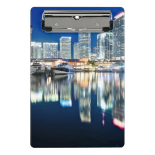 Ansicht der Skyline mit Reflexion im Wasser, Miami Mini Klemmbrett