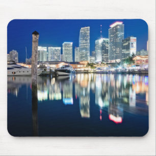 Ansicht der Skyline mit Reflexion im Wasser, Miami Mousepad
