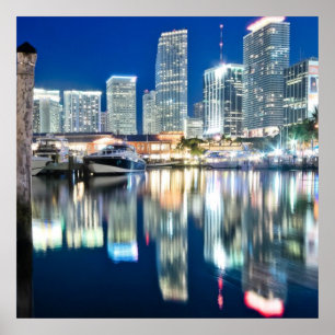 Ansicht der Skyline mit Reflexion im Wasser, Miami Poster