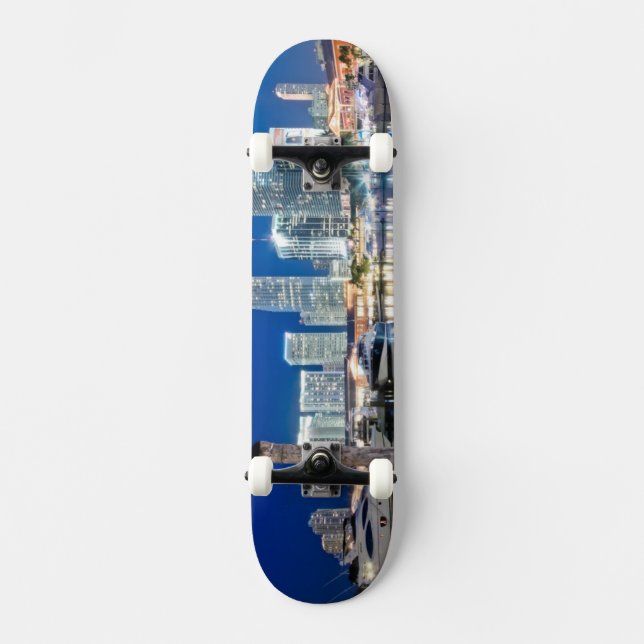 Ansicht der Skyline mit Reflexion im Wasser, Miami Skateboard (Vorderseite)