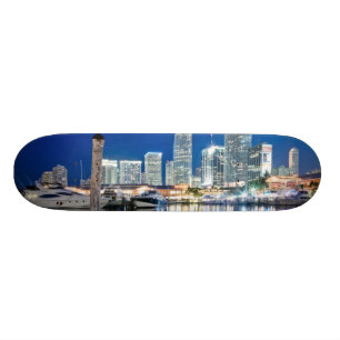 Ansicht der Skyline mit Reflexion im Wasser, Miami Skateboard