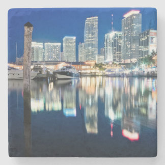 Ansicht der Skyline mit Reflexion im Wasser, Miami Steinuntersetzer