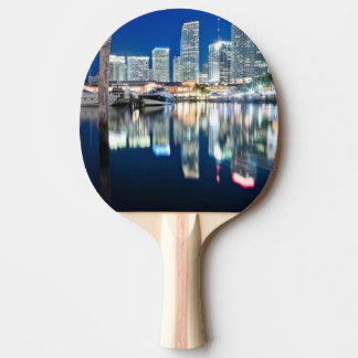 Ansicht der Skyline mit Reflexion im Wasser, Miami Tischtennis Schläger