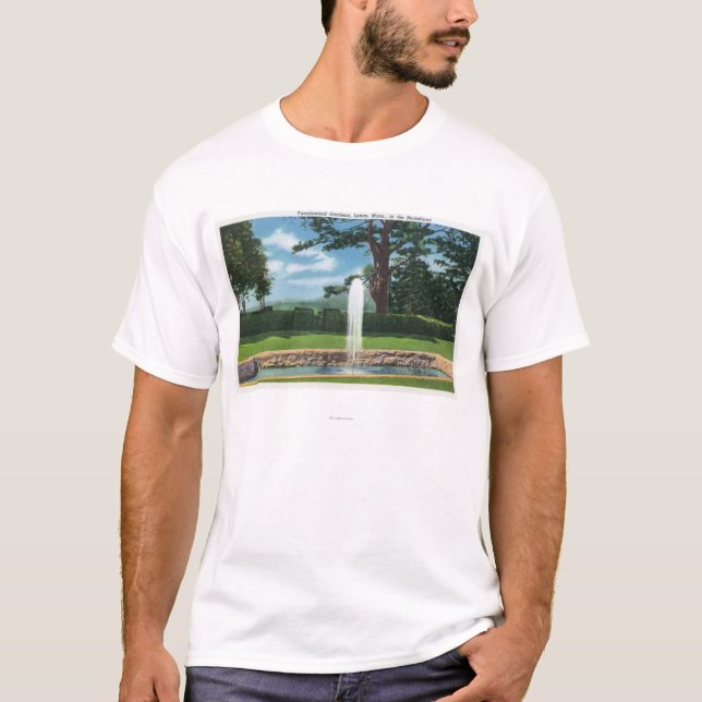 Ansicht der Tanglewood Gärten und des Brunnens T-Shirt (Vorderseite)