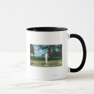 Ansicht der Tanglewood Gärten und des Brunnens Tasse