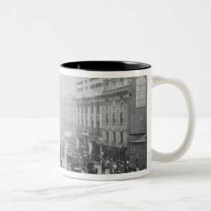 Ansicht der Tottenham-Gerichts-Straße, c.1885 Zweifarbige Tasse