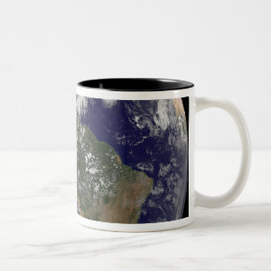 Ansicht der vollen Erde und vier stürmen Systeme Zweifarbige Tasse