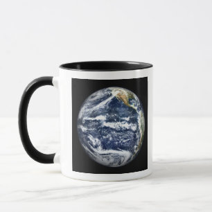 Ansicht der vollen Erde zentrierte über dem Tasse
