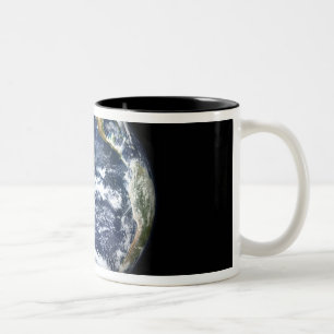 Ansicht der vollen Erde zentrierte über dem Zweifarbige Tasse