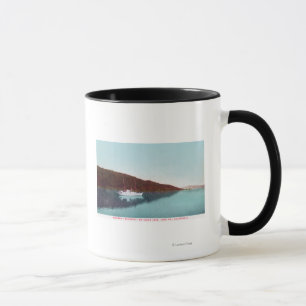 Ansicht des Dampfer-Flüsterns auf dem See Tasse