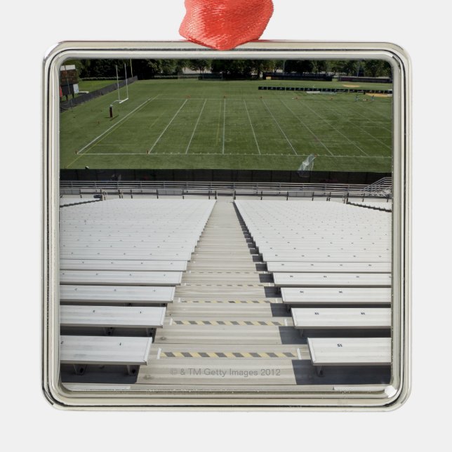 Ansicht des Fußballplatzes von den leeren Ornament Aus Metall (Vorne)