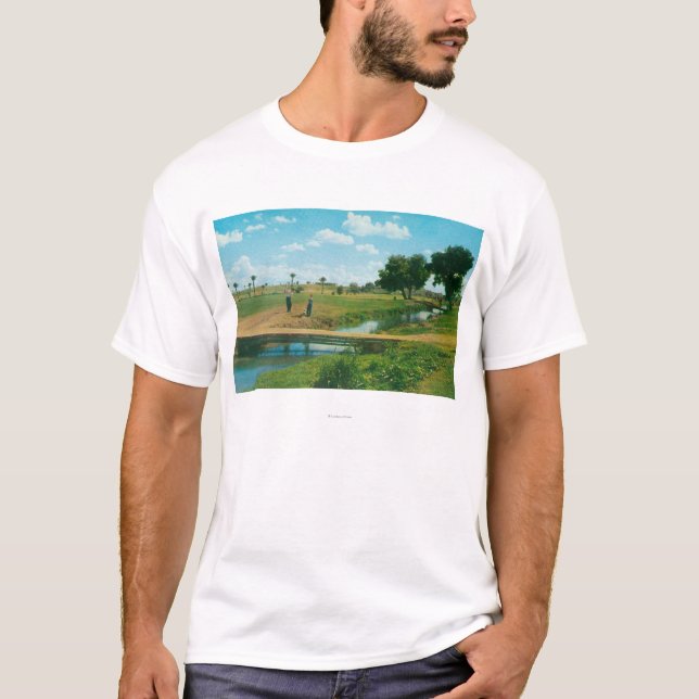 Ansicht des Golfspielers Ball schlagend T-Shirt (Vorderseite)