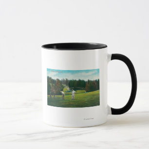 Ansicht des Golfspielers ungefähr bereit zu Tasse