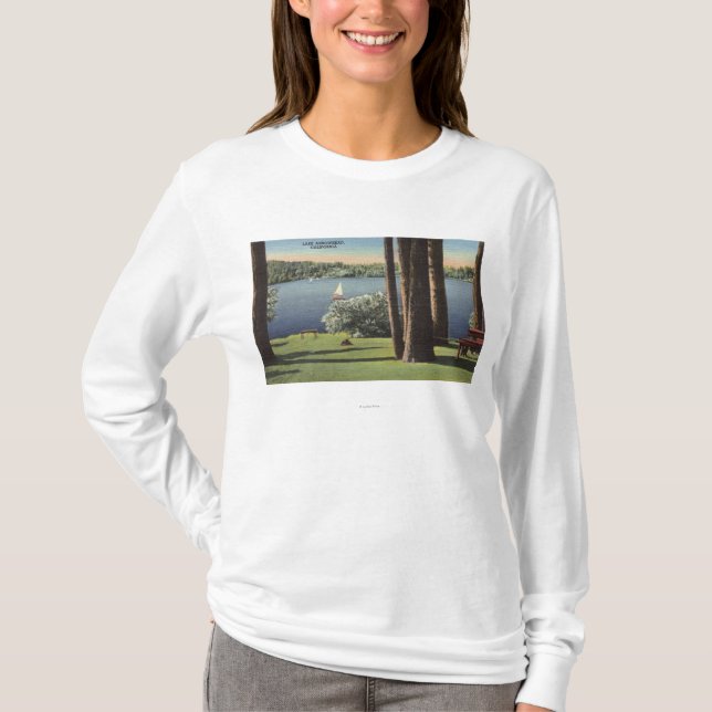 Ansicht des grasartigen Ufers u. des Sees T-Shirt (Vorderseite)