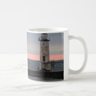 Ansicht des hellen Hauses und des Sonnenuntergangs Kaffeetasse