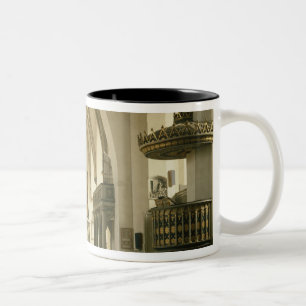 Ansicht des Innenraums der Kirche mit Zweifarbige Tasse
