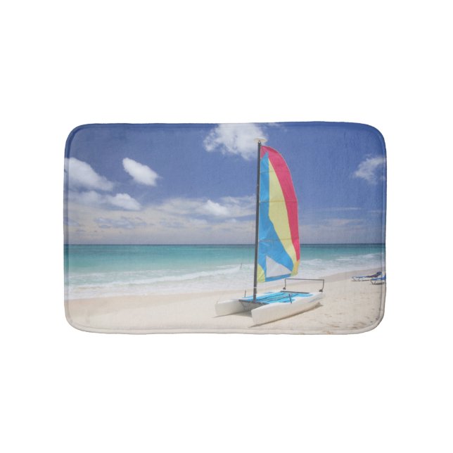 Ansicht des Strandes mit Segelboot Badematte (Vorderseite)