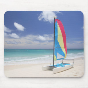 Ansicht des Strandes mit Segelboot Mousepad