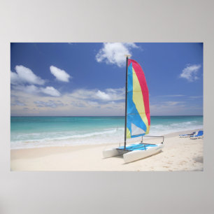 Ansicht des Strandes mit Segelboot Poster