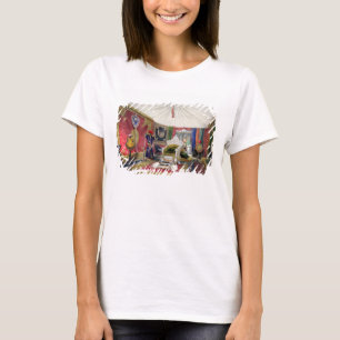 Ansicht des tented Raumes und des Elfenbeins T-Shirt