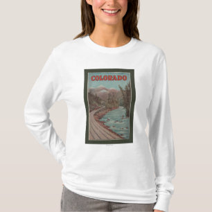 Ansicht des Zugs neben Fluss- Reise-Plakat T-Shirt