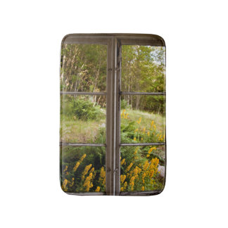 Ansicht durch altes Fenster Badematte