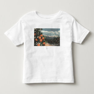 Ansicht eines orange Obstgartens mit Bergen Kleinkind T-shirt