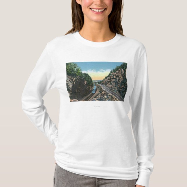 Ansicht eines Zugs neben der Landstraße T-Shirt (Vorderseite)