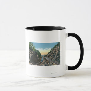 Ansicht eines Zugs neben der Landstraße Tasse